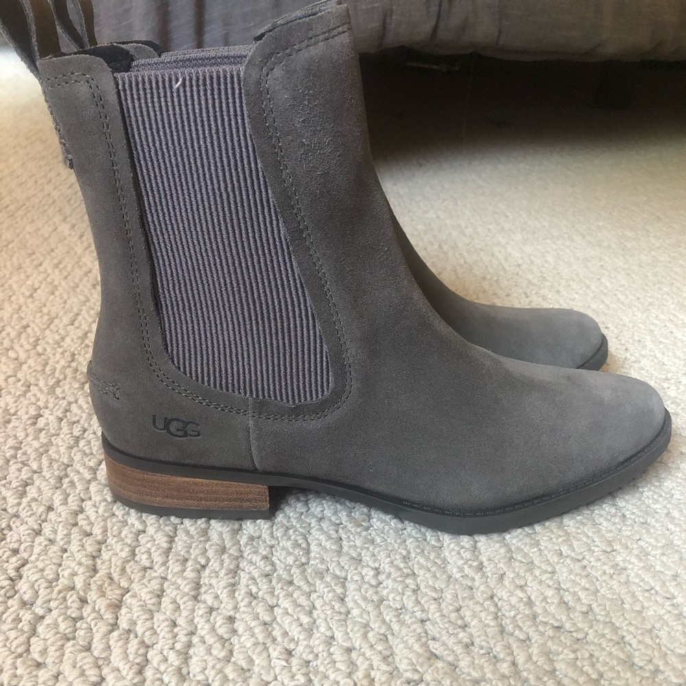 UGG Hillhurst Leather Chelsea boot never worn!!